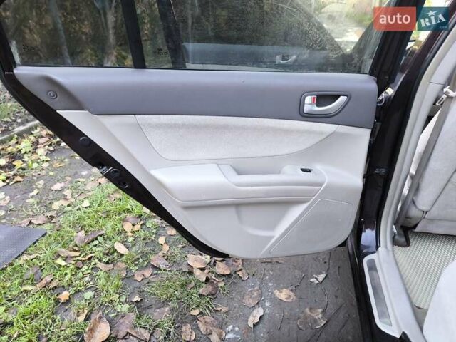 Червоний Хендай Соната, об'ємом двигуна 2 л та пробігом 280 тис. км за 4999 $, фото 32 на Automoto.ua