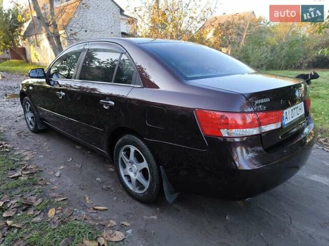 Хендай Соната 2006 у Казатине на Automoto.ua Червоний Хендай Соната, об'ємом двигуна 2 л та пробігом 280 тис. км за 5200 $, фото 2 на Automoto.ua