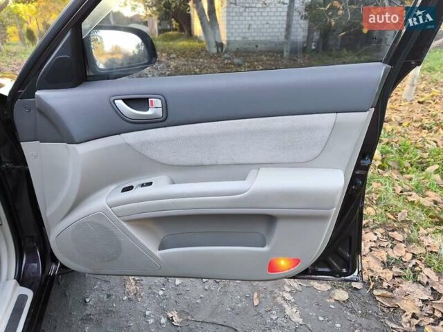 Червоний Хендай Соната, об'ємом двигуна 2 л та пробігом 280 тис. км за 4999 $, фото 31 на Automoto.ua