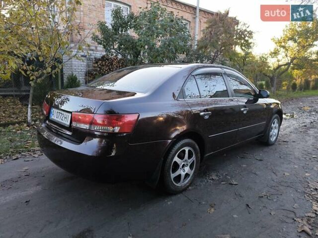 Хендай Соната 2006 у Казатине на Automoto.ua Червоний Хендай Соната, об'ємом двигуна 2 л та пробігом 280 тис. км за 5200 $, фото 5 на Automoto.ua