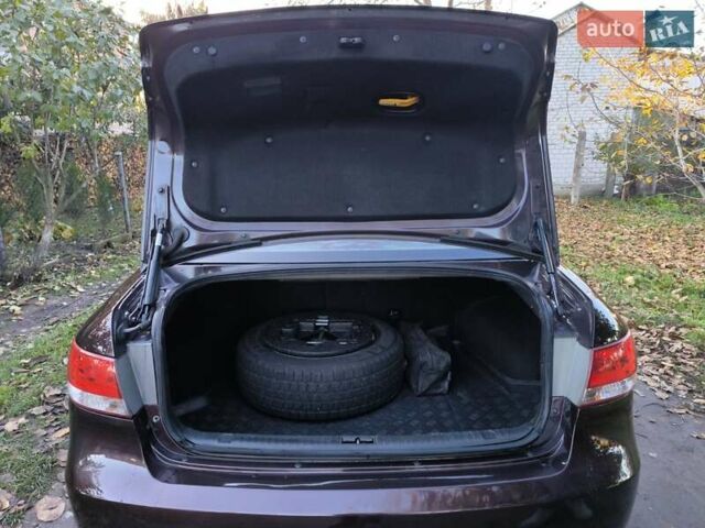 Хендай Соната 2006 у Казатине на Automoto.ua Червоний Хендай Соната, об'ємом двигуна 2 л та пробігом 280 тис. км за 5200 $, фото 16 на Automoto.ua