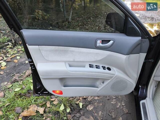 Хендай Соната 2006 у Казатине на Automoto.ua Червоний Хендай Соната, об'ємом двигуна 2 л та пробігом 280 тис. км за 5200 $, фото 23 на Automoto.ua