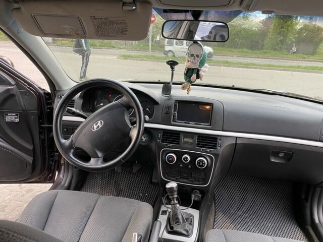 Красный Хендай Соната, объемом двигателя 2 л и пробегом 235 тыс. км за 5300 $, фото 9 на Automoto.ua