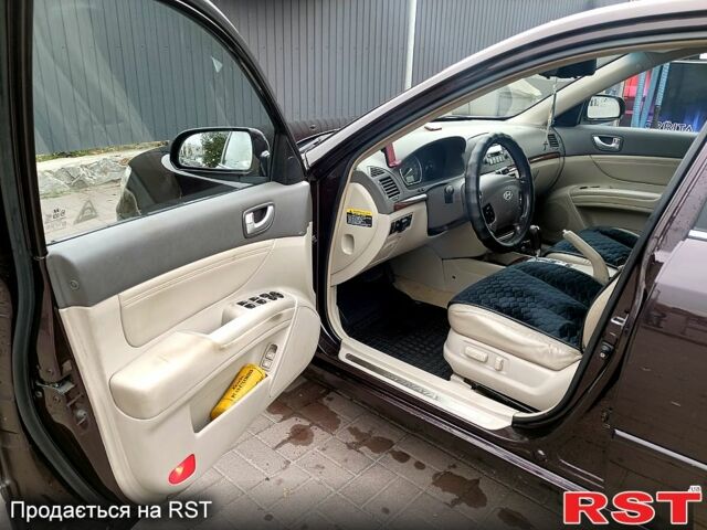 Червоний Хендай Соната, об'ємом двигуна 2.4 л та пробігом 253 тис. км за 5800 $, фото 5 на Automoto.ua