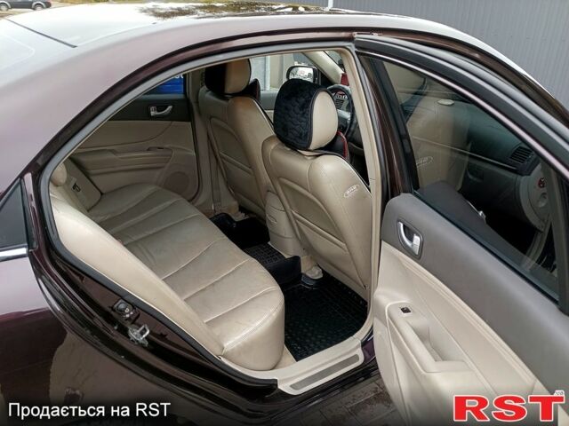 Червоний Хендай Соната, об'ємом двигуна 2.4 л та пробігом 253 тис. км за 5800 $, фото 8 на Automoto.ua