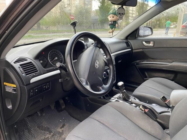 Красный Хендай Соната, объемом двигателя 2 л и пробегом 235 тыс. км за 5300 $, фото 8 на Automoto.ua