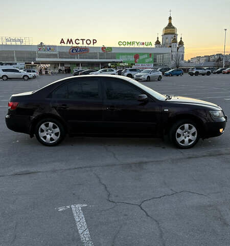 Червоний Хендай Соната, об'ємом двигуна 2 л та пробігом 225 тис. км за 5000 $, фото 2 на Automoto.ua