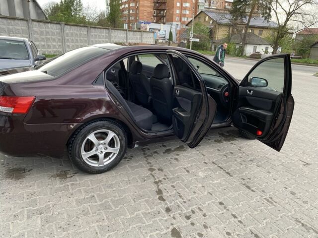 Красный Хендай Соната, объемом двигателя 2 л и пробегом 235 тыс. км за 5300 $, фото 11 на Automoto.ua