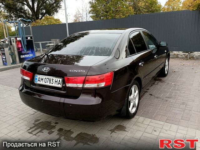 Червоний Хендай Соната, об'ємом двигуна 2.4 л та пробігом 253 тис. км за 5800 $, фото 2 на Automoto.ua