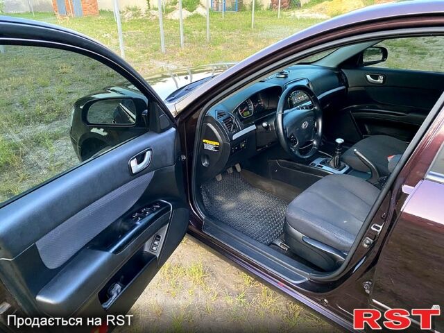 Красный Хендай Соната, объемом двигателя 2 л и пробегом 259 тыс. км за 7300 $, фото 6 на Automoto.ua