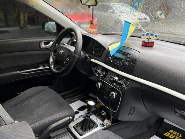 Червоний Хендай Соната, об'ємом двигуна 2 л та пробігом 317 тис. км за 6100 $, фото 17 на Automoto.ua