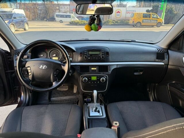 Красный Хендай Соната, объемом двигателя 2 л и пробегом 260 тыс. км за 4700 $, фото 5 на Automoto.ua