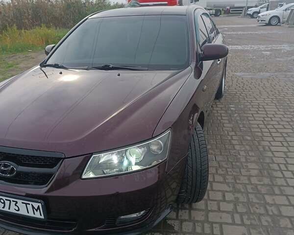 Красный Хендай Соната, объемом двигателя 2.4 л и пробегом 302 тыс. км за 6000 $, фото 3 на Automoto.ua