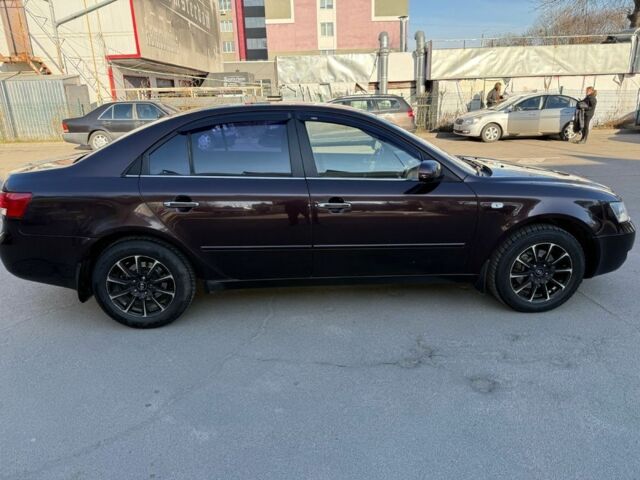 Красный Хендай Соната, объемом двигателя 2 л и пробегом 260 тыс. км за 4700 $, фото 4 на Automoto.ua