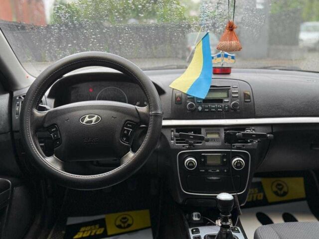 Червоний Хендай Соната, об'ємом двигуна 2 л та пробігом 317 тис. км за 6100 $, фото 13 на Automoto.ua