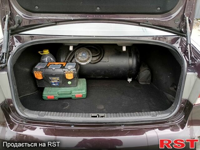 Червоний Хендай Соната, об'ємом двигуна 2.4 л та пробігом 253 тис. км за 5800 $, фото 11 на Automoto.ua