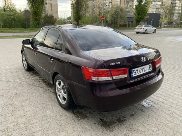 Красный Хендай Соната, объемом двигателя 2 л и пробегом 235 тыс. км за 5300 $, фото 5 на Automoto.ua
