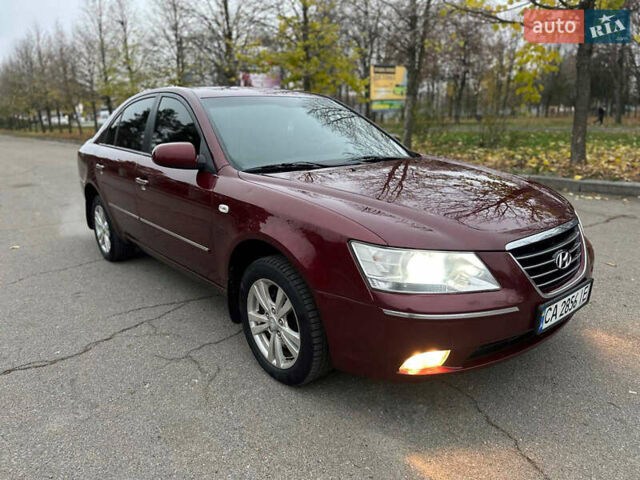 Красный Хендай Соната, объемом двигателя 2 л и пробегом 240 тыс. км за 5300 $, фото 3 на Automoto.ua