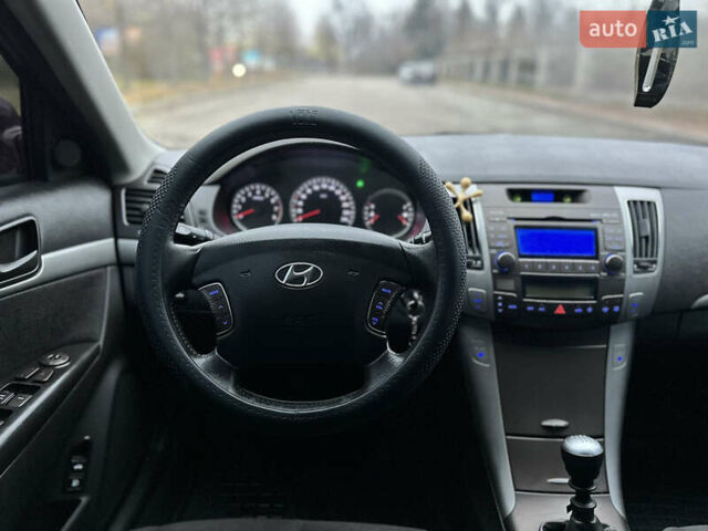 Красный Хендай Соната, объемом двигателя 2 л и пробегом 240 тыс. км за 5300 $, фото 29 на Automoto.ua