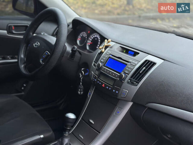 Красный Хендай Соната, объемом двигателя 2 л и пробегом 240 тыс. км за 5300 $, фото 33 на Automoto.ua