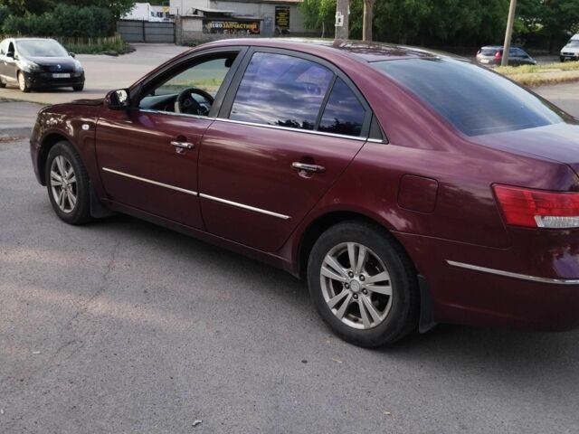 Червоний Хендай Соната, об'ємом двигуна 2 л та пробігом 212 тис. км за 4700 $, фото 2 на Automoto.ua