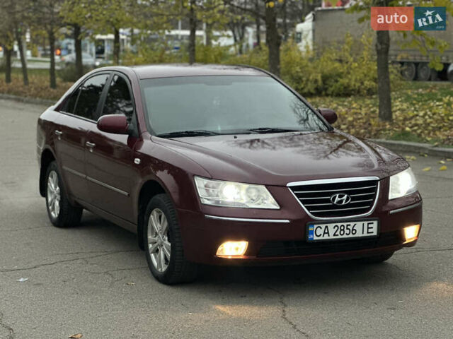 Красный Хендай Соната, объемом двигателя 2 л и пробегом 240 тыс. км за 5300 $, фото 5 на Automoto.ua