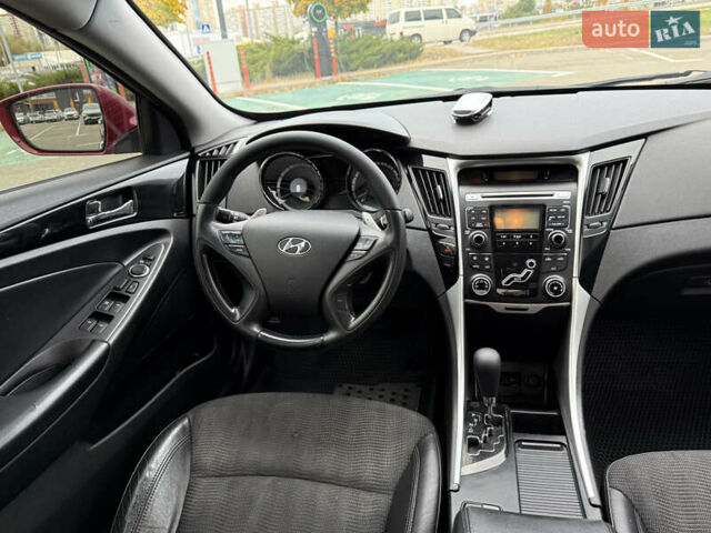 Червоний Хендай Соната, об'ємом двигуна 2.36 л та пробігом 189 тис. км за 8699 $, фото 13 на Automoto.ua