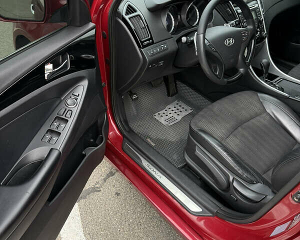 Червоний Хендай Соната, об'ємом двигуна 2.36 л та пробігом 189 тис. км за 8699 $, фото 8 на Automoto.ua