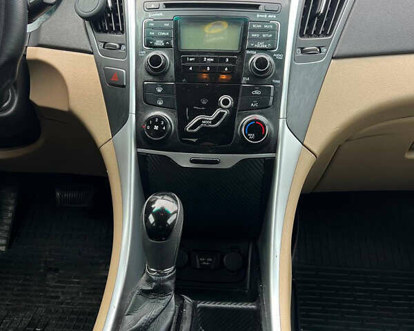 Красный Хендай Соната, объемом двигателя 2.4 л и пробегом 252 тыс. км за 6700 $, фото 11 на Automoto.ua