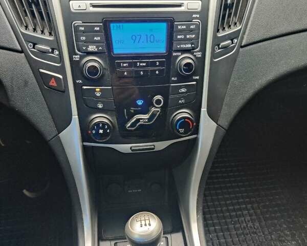 Красный Хендай Соната, объемом двигателя 2 л и пробегом 206 тыс. км за 8500 $, фото 15 на Automoto.ua