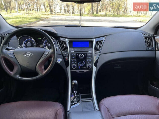 Красный Хендай Соната, объемом двигателя 2.4 л и пробегом 133 тыс. км за 10500 $, фото 2 на Automoto.ua