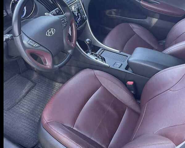 Красный Хендай Соната, объемом двигателя 2.4 л и пробегом 133 тыс. км за 10500 $, фото 3 на Automoto.ua