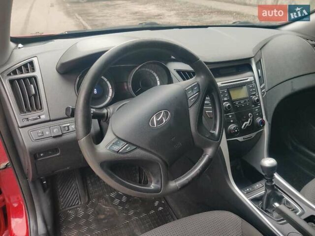 Красный Хендай Соната, объемом двигателя 2 л и пробегом 206 тыс. км за 8500 $, фото 12 на Automoto.ua