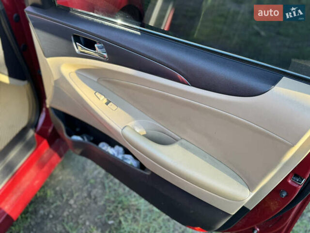 Хендай Соната 2011 в Одессе на Automoto.ua Красный Хендай Соната, объемом двигателя 2.36 л и пробегом 254 тыс. км за 8800 $, фото 8 на Automoto.ua