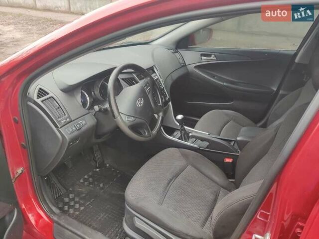 Красный Хендай Соната, объемом двигателя 2 л и пробегом 206 тыс. км за 8500 $, фото 11 на Automoto.ua