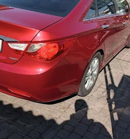 Красный Хендай Соната, объемом двигателя 2.36 л и пробегом 185 тыс. км за 8699 $, фото 1 на Automoto.ua