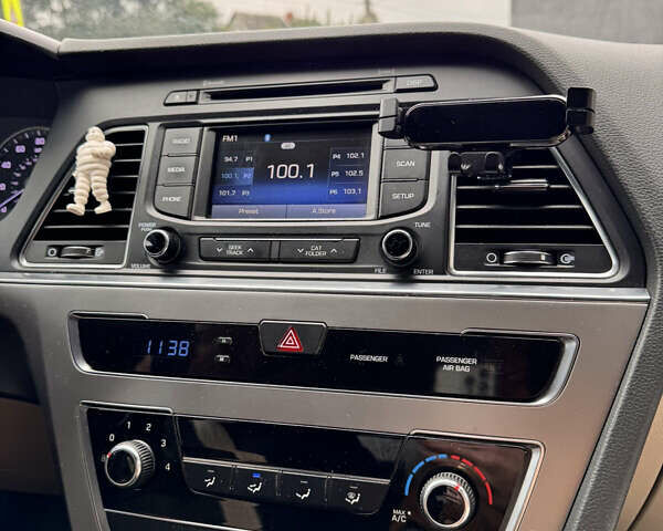 Червоний Хендай Соната, об'ємом двигуна 2.4 л та пробігом 170 тис. км за 9999 $, фото 21 на Automoto.ua