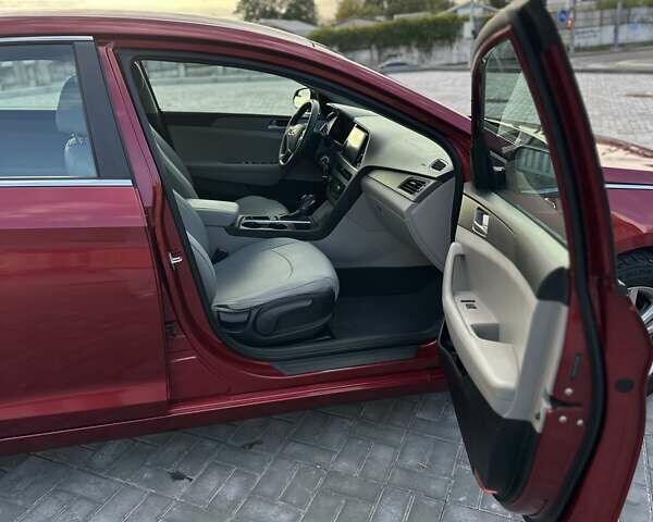 Красный Хендай Соната, объемом двигателя 2.36 л и пробегом 130 тыс. км за 10500 $, фото 7 на Automoto.ua