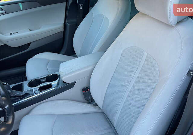 Хендай Соната 2015 в Киеве на Automoto.ua Красный Хендай Соната, объемом двигателя 2.36 л и пробегом 200 тыс. км за 8400 $, фото 1 на Automoto.ua