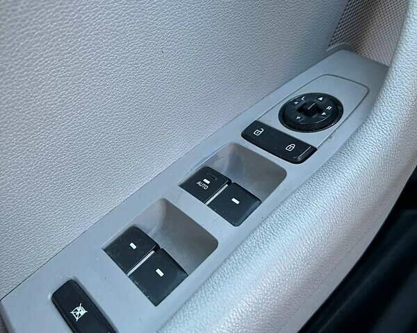 Червоний Хендай Соната, об'ємом двигуна 2.4 л та пробігом 218 тис. км за 9300 $, фото 15 на Automoto.ua