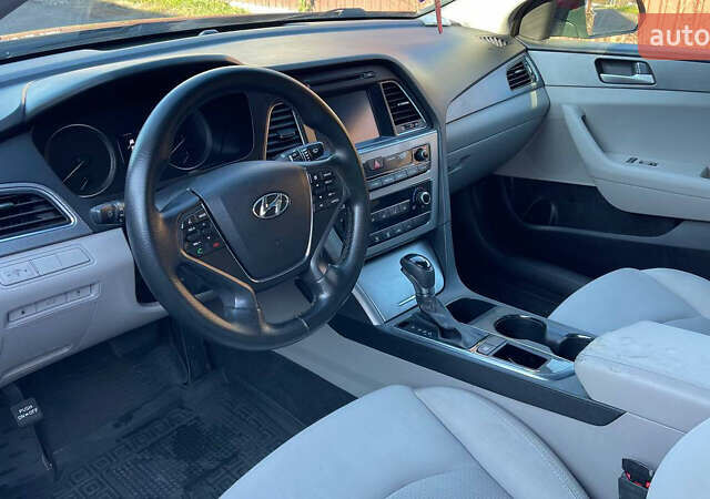 Хендай Соната 2015 в Киеве на Automoto.ua Красный Хендай Соната, объемом двигателя 2.36 л и пробегом 200 тыс. км за 8400 $, фото 2 на Automoto.ua