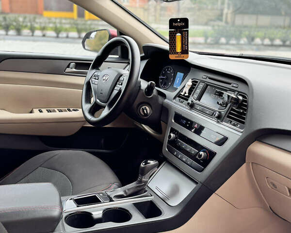 Червоний Хендай Соната, об'ємом двигуна 2.4 л та пробігом 170 тис. км за 9999 $, фото 18 на Automoto.ua