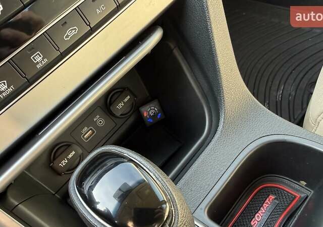 Червоний Хендай Соната, об'ємом двигуна 2.4 л та пробігом 133 тис. км за 9500 $, фото 1 на Automoto.ua