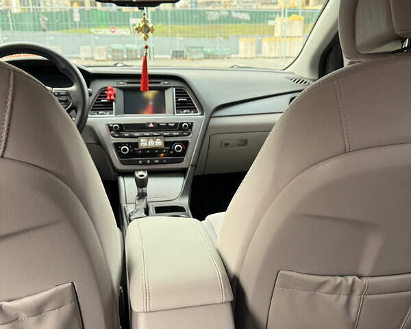 Красный Хендай Соната, объемом двигателя 2.36 л и пробегом 133 тыс. км за 10000 $, фото 8 на Automoto.ua