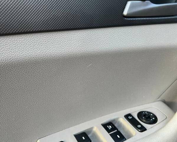 Червоний Хендай Соната, об'ємом двигуна 2.4 л та пробігом 218 тис. км за 9300 $, фото 32 на Automoto.ua