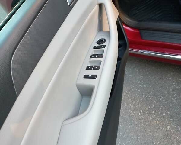 Красный Хендай Соната, объемом двигателя 2 л и пробегом 121 тыс. км за 14000 $, фото 10 на Automoto.ua