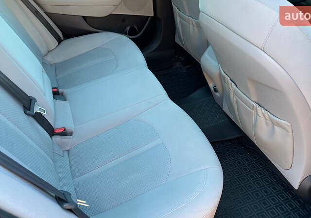 Хендай Соната 2015 в Киеве на Automoto.ua Красный Хендай Соната, объемом двигателя 2.36 л и пробегом 200 тыс. км за 8400 $, фото 13 на Automoto.ua