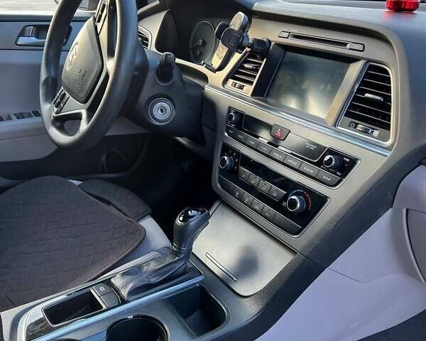 Червоний Хендай Соната, об'ємом двигуна 2.4 л та пробігом 218 тис. км за 9300 $, фото 12 на Automoto.ua