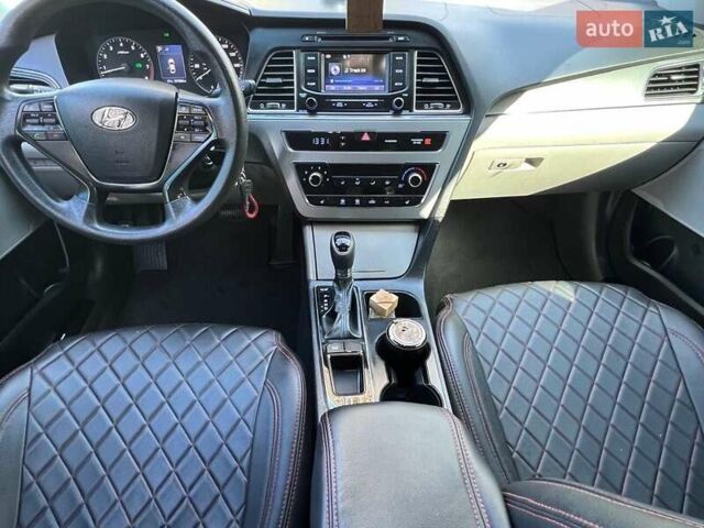 Красный Хендай Соната, объемом двигателя 2.4 л и пробегом 170 тыс. км за 9000 $, фото 11 на Automoto.ua