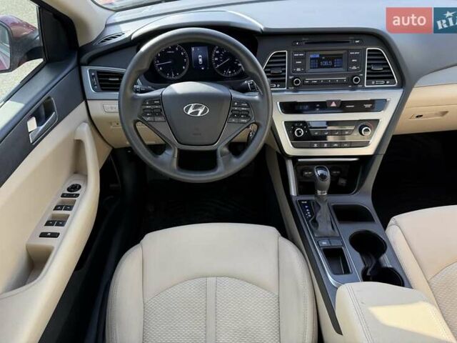 Красный Хендай Соната, объемом двигателя 2.36 л и пробегом 133 тыс. км за 9700 $, фото 5 на Automoto.ua